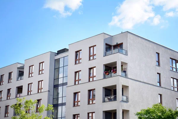 Mavi gökyüzü olan güneşli bir günde modern apartman binaları. Modern bir apartmanın cephesi