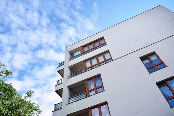 Mavi gökyüzü olan güneşli bir günde modern apartman binaları. Modern bir apartmanın cephesi