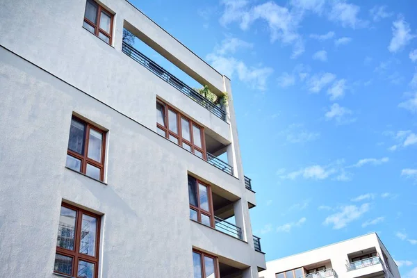 Modernos Edificios Apartamentos Día Soleado Con Cielo Azul Fachada Moderno — Foto de Stock