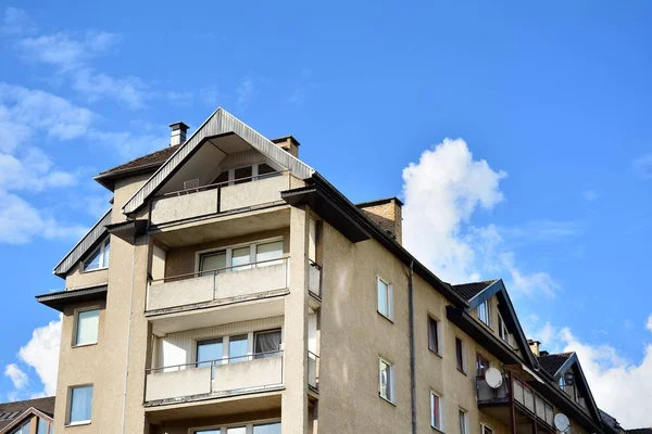 Mavi gökyüzü olan güneşli bir günde modern apartman binaları. Modern bir apartmanın cephesi