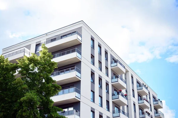 Mavi gökyüzü olan güneşli bir günde modern apartman binaları. Modern bir apartmanın cephesi