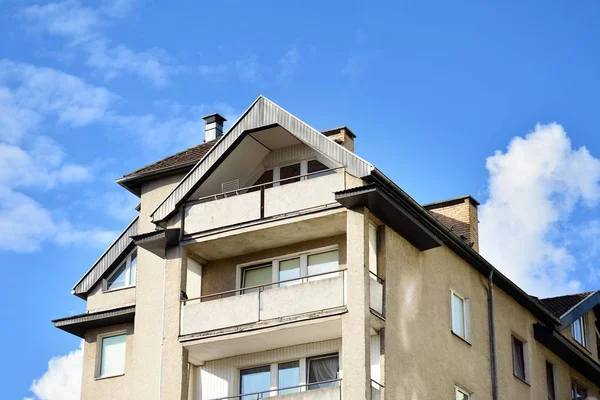 Mavi gökyüzü olan güneşli bir günde modern apartman binaları. Modern bir apartmanın cephesi