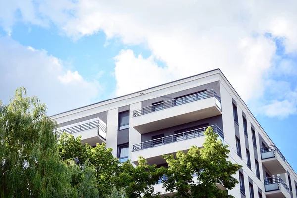 Mavi gökyüzü olan güneşli bir günde modern apartman binaları. Modern bir apartmanın cephesi