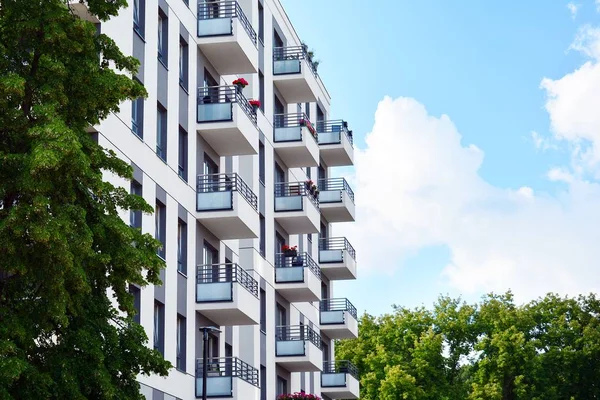 Mavi gökyüzü olan güneşli bir günde modern apartman binaları. Modern bir apartmanın cephesi