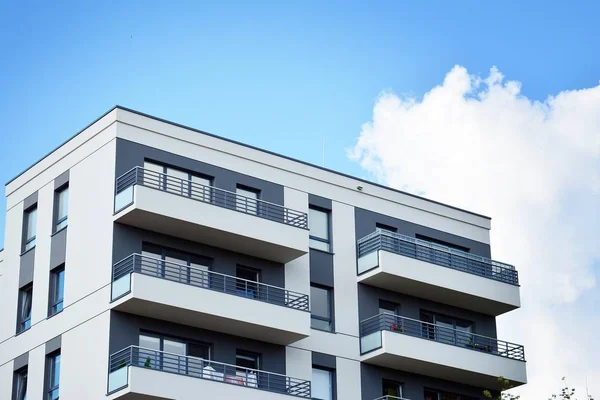 Mavi gökyüzü olan güneşli bir günde modern apartman binaları. Modern bir apartmanın cephesi