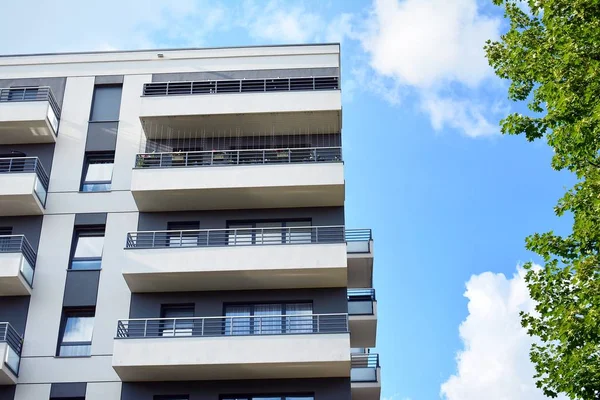 Mavi gökyüzü olan güneşli bir günde modern apartman binaları. Modern bir apartmanın cephesi