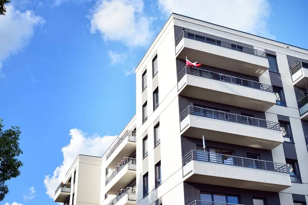Mavi gökyüzü olan güneşli bir günde modern apartman binaları. Modern bir apartmanın cephesi