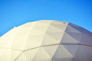 Jeodezik kubbe mavi gökyüzü arka plan üzerinde