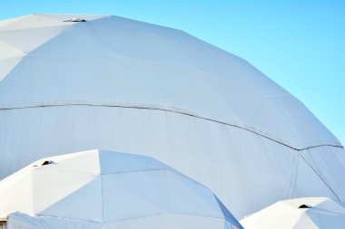 Jeodezik kubbe mavi gökyüzü arka plan üzerinde