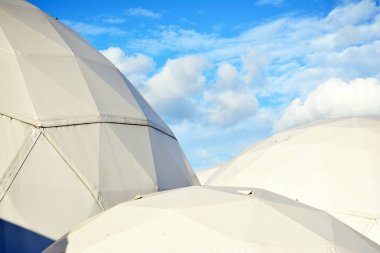 Jeodezik kubbe mavi gökyüzü arka plan üzerinde