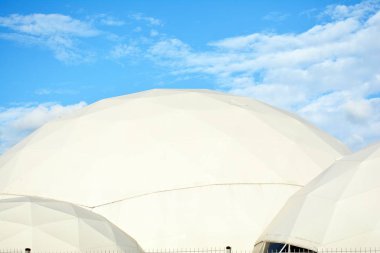 Jeodezik kubbe mavi gökyüzü arka plan üzerinde