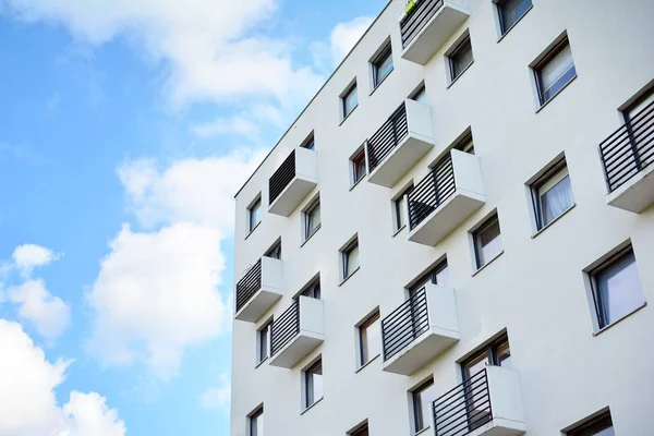 Mavi gökyüzü olan güneşli bir günde modern apartman binaları. Modern bir apartmanın cephesi