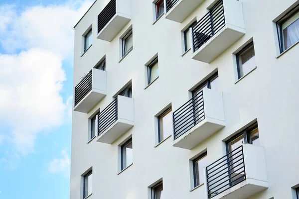 Mavi gökyüzü olan güneşli bir günde modern apartman binaları. Modern bir apartmanın cephesi