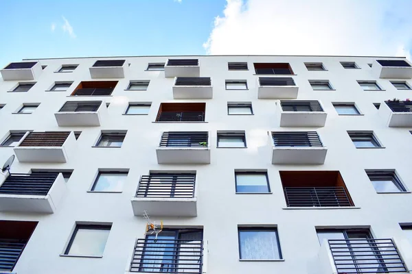 Mavi gökyüzü olan güneşli bir günde modern apartman binaları. Modern bir apartmanın cephesi