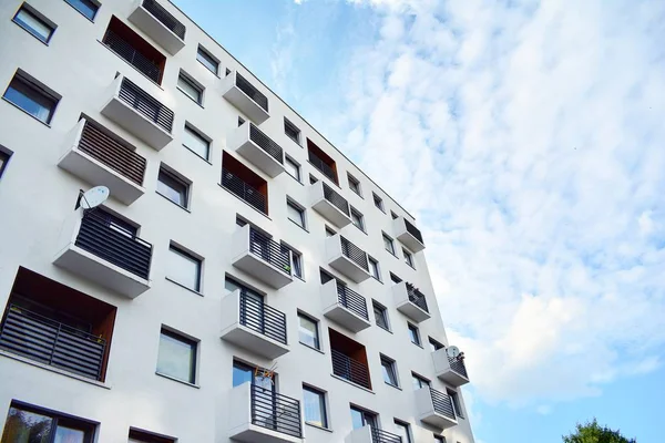 Mavi gökyüzü olan güneşli bir günde modern apartman binaları. Modern bir apartmanın cephesi
