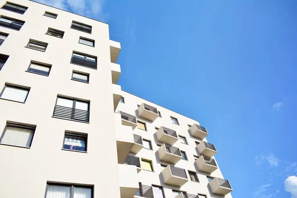 Modernos Edificios Apartamentos Día Soleado Con Cielo Azul Fachada Moderno —  Fotos de Stock