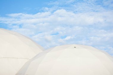 Jeodezik kubbe mavi gökyüzü arka plan üzerinde