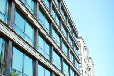 Kentsel arka plan, modern Cam cephe, detay ofis iş Binası