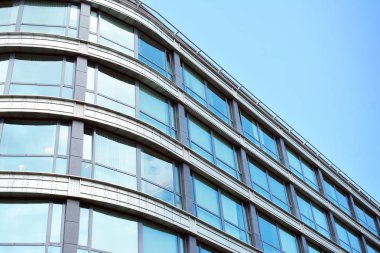 Kentsel arka plan, modern Cam cephe, detay ofis iş Binası