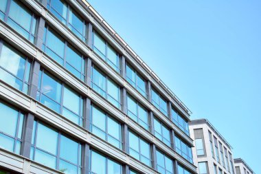 Kentsel arka plan, modern Cam cephe, detay ofis iş Binası