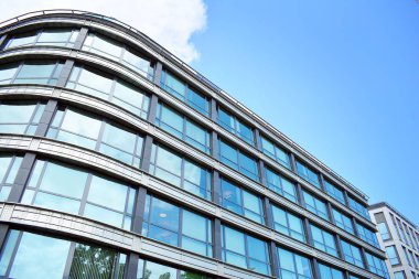 Kentsel arka plan, modern Cam cephe, detay ofis iş Binası