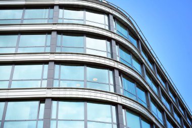 Kentsel arka plan, modern Cam cephe, detay ofis iş Binası