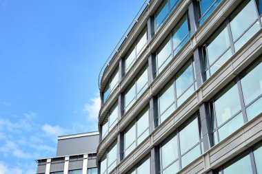 Kentsel arka plan, modern Cam cephe, detay ofis iş Binası