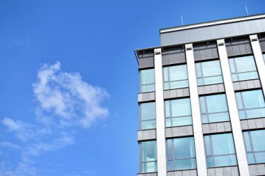 Kentsel arka plan, modern Cam cephe, detay ofis iş Binası