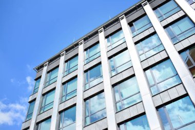 Kentsel arka plan, modern Cam cephe, detay ofis iş Binası