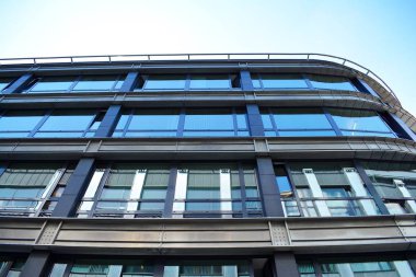 Kentsel arka plan, modern Cam cephe, detay ofis iş Binası