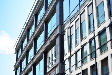 Kentsel arka plan, modern Cam cephe, detay ofis iş Binası