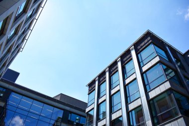 Kentsel arka plan, modern Cam cephe, detay ofis iş Binası