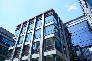 Kentsel arka plan, modern Cam cephe, detay ofis iş Binası