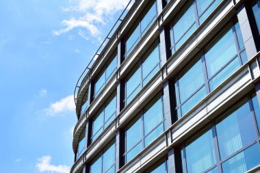 Kentsel arka plan, modern Cam cephe, detay ofis iş Binası