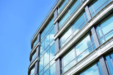 Kentsel arka plan, modern Cam cephe, detay ofis iş Binası