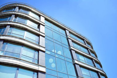 Kentsel arka plan, modern Cam cephe, detay ofis iş Binası