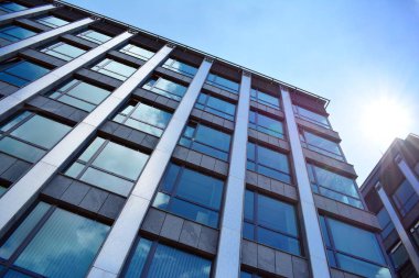 Kentsel arka plan, modern Cam cephe, detay ofis iş Binası
