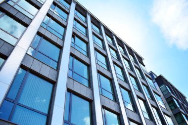 Kentsel arka plan, modern Cam cephe, detay ofis iş Binası