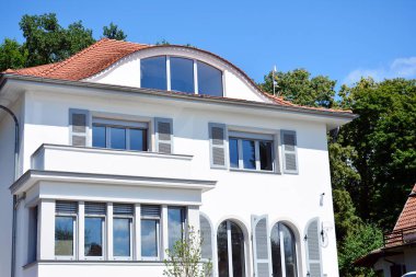 Mavi gökyüzü olan güneşli bir günde modern apartman binaları. Modern bir apartmanın cephesi