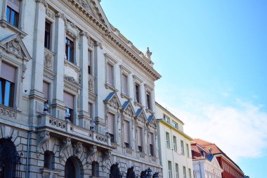 Tarihi bir binada güzel bir ön cephe