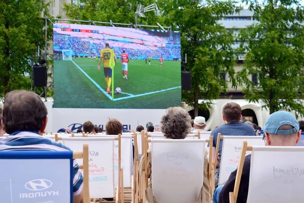 Varşova Polonya Temmuz 2018 Avrupa Meydanı Futbol Taraftarları Ekrandaki Maçı — Stok fotoğraf