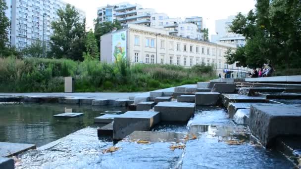 ワルシャワ ポーランド 2018 ビューで 噴水を持つワルシャワのボブグリーボー広場 — ストック動画