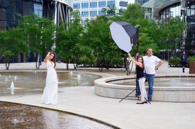 Varşova, Polonya. 3 Temmuz 2018. Avrupa Meydanı. Fotoğraf oturumu modeli.