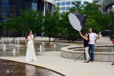 Varşova, Polonya. 3 Temmuz 2018. Avrupa Meydanı. Fotoğraf oturumu modeli.