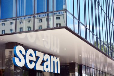 Varşova, Polonya. 7 Temmuz 2018. Şehir merkezine Marszalkowska tek ofis binası, mükemmel konumu nedeniyle, birlikte iş ortamı ve sanat ve kültür dünyasına getirmesidir.