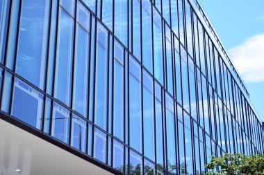 蓝色的清洁玻璃墙的现代摩天大楼modern gökdelenin mavi temiz cam duvar