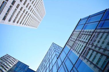 蓝色的清洁玻璃墙的现代摩天大楼modern gökdelenin mavi temiz cam duvar