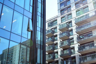 蓝色的清洁玻璃墙的现代摩天大楼modern gökdelenin mavi temiz cam duvar