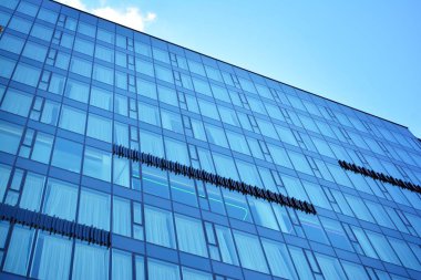 蓝色的清洁玻璃墙的现代摩天大楼modern gökdelenin mavi temiz cam duvar