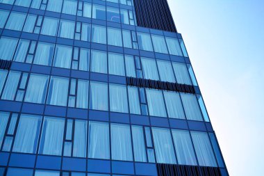 蓝色的清洁玻璃墙的现代摩天大楼modern gökdelenin mavi temiz cam duvar